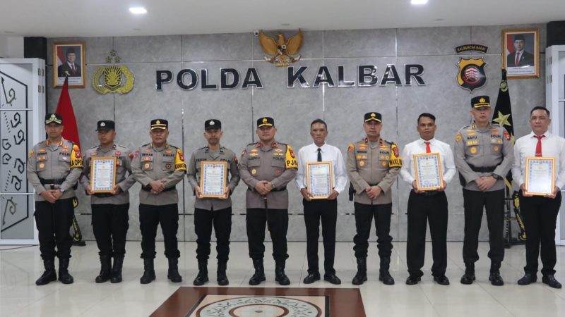 Kapolda Kalbar Berikan Penghargaan kepada Lima Personel Berprestasi