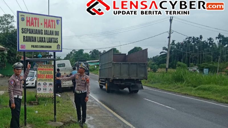 Tekan Angka Kecelakaan, Sat Lantas Polres Simalungun Pasang Rambu Rawan Laka di Jalur Pematangsiantar–Saribudolok
