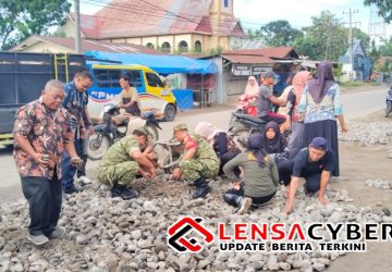 Perkuat Semangat Gotong Royong, Camat Dolok Batu Nanggar Bersama TNI Turun Langsung Benahi Jalan Sangnawaluh Serbelawan