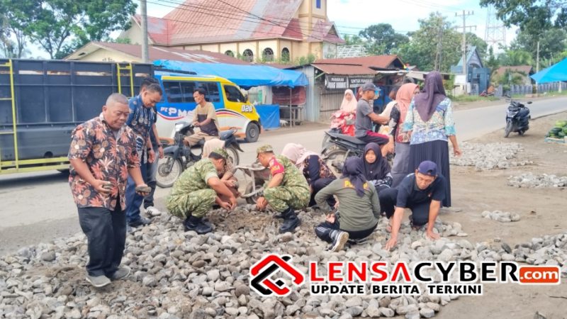 Perkuat Semangat Gotong Royong, Camat Dolok Batu Nanggar Bersama TNI Turun Langsung Benahi Jalan Sangnawaluh Serbelawan