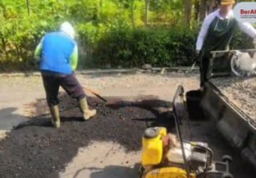 Jaga Keselamatan Pengendara, DPUPR Pemalang Tutup Lubang Jalan Lingkar Watukumpul